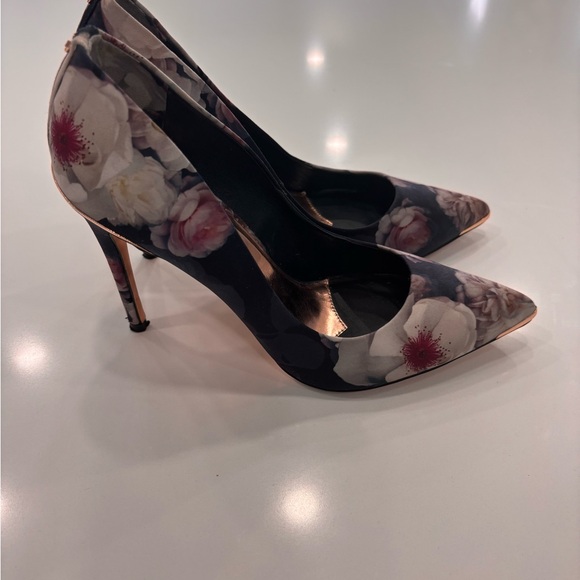 Ted Baker Kawaap Chelsea Floral Court Heels in Women’s Size EU 40/US 9 - Picture 2 of 6